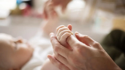 Vợ chồng có nhóm máu AB và A sinh ra con nhóm máu O. Người cha bàng hoàng và nghi ngờ đứa bé không phải con ruột! Chuyện gì đã xảy ra?