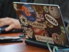 Cẩn thận khi dán sticker để trang trí laptop