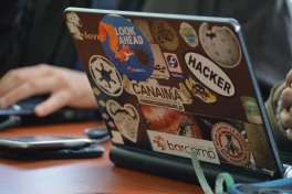 Cẩn thận khi dán sticker để trang trí laptop