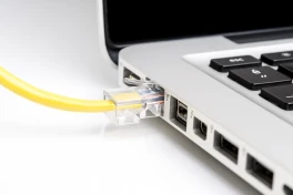 Có cần tắt Wi-Fi trên máy tính khi đang cắm dây mạng không?
