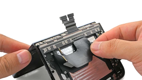 iFixit tháo rời iPhone Duo, hé lộ nguyên nhân tiềm ẩn gây nứt màn hình
