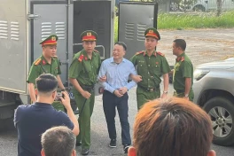 Hình ảnh Shark Bình tươi cười ra tòa