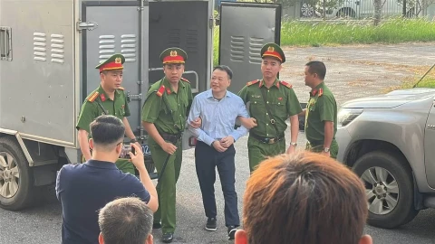 Hình ảnh Shark Bình tươi cười ra tòa