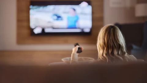 Chuyên gia an ninh mạng phát hiện TV Samsung chạy AI ngầm để ghi âm và chụp màn hình phục vụ quảng cáo