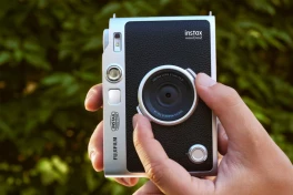 Màn hình tăng lên 4,5 inch, quay video 4 giây trước khi bấm chụp: Fujifilm công bố Instax Mini Evo 2 giá 290 USD