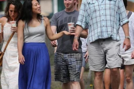 Vợ chồng Mark Zuckerburg là tỷ phú nhưng thời trang của họ thì rất chấm hỏi
