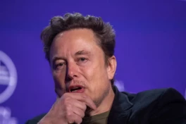 Elon Musk nói "tiết kiệm tiền cho tương lai là vô nghĩa", người dùng mỉa mai "Thế đưa tiền cho tôi"