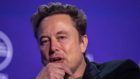 Elon Musk nói "tiết kiệm tiền cho tương lai là vô nghĩa", người dùng mỉa mai "Thế đưa tiền cho tôi"