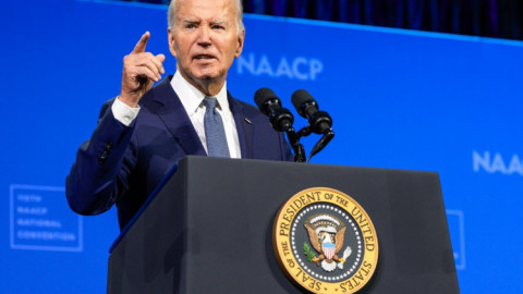 Hơn 30 nghị sĩ Dân chủ kêu gọi dừng tranh cử, phản ứng của ông Biden thế nào?
