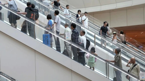 Vì sao không nên đi bộ trên thang cuốn?