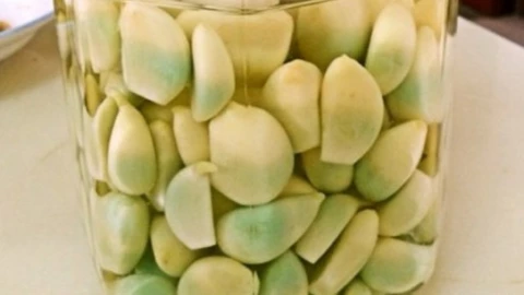 Vì sao tỏi ngâm giấm chuyển sang màu xanh? Tỏi ngâm giấm thành màu xanh có ăn được không?