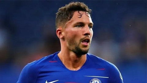 Chuyện đó có ai ngờ, cầu thủ từng vô địch Premier League giờ phải đi làm...thợ xây