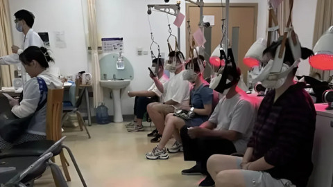 Tưởng bệnh người già, nhưng giới trẻ Trung Quốc đang phải đổ xô đi "treo cổ" để chữa bệnh cột sống