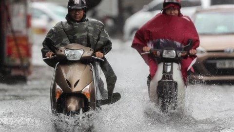 Bỏ túi ngay bí kíp đi xe máy qua đường ngập nước