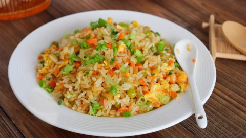 Cơm rang trứng "thần thánh": Cho trứng vào trước hay cho cơm vào trước ngon hơn?