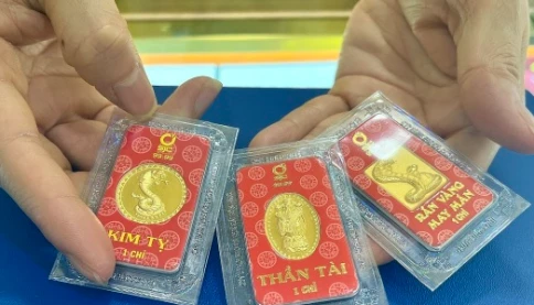 Khan vàng 9999 dịp vía Thần Tài, người dân xếp hàng dài mua vàng lấy may
