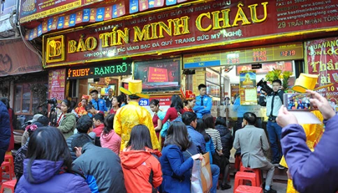 Ví rỗng nhìn người ta xếp hàng mua vàng từ sáng sớm bất chấp mưa gió rét mà thấy tâm