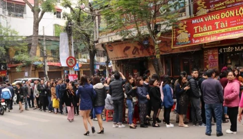 Cảm giác thế nào khi cô đơn, ví không có 1 xu nhìn dòng người xếp hàng mua vàng?