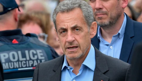 Cựu Tổng thống Pháp Sarkozy bắt đầu thụ án bằng xiềng xích điện tử