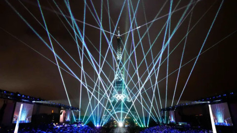 Olympic Paris 2024 khai mạc hoành tráng, treo cờ ngược và bị chỉ trích