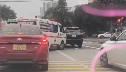 Tài xế xe Fortuner quyết không nhường đường xe cấp cứu vì "vướng" đèn đỏ
