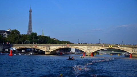 Ban tổ chức Olympic Paris hủy buổi tập bơi 3 môn phối hợp vì chất lượng nước sông Seine "không đảm bảo"