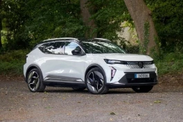 Hãng xe Pháp chơi lớn, mua xe điện Renault được hoàn tiến nếu... hôn