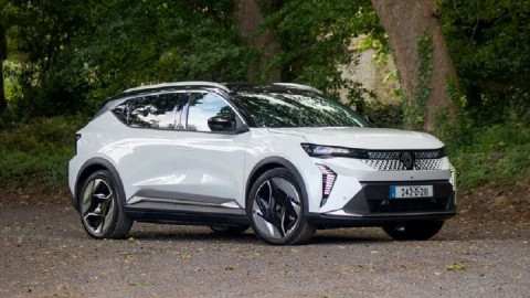 Hãng xe Pháp chơi lớn, mua xe điện Renault được hoàn tiến nếu... hôn