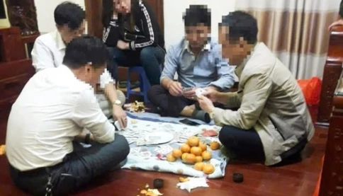 Lãnh đạo xã ở Bắc Ninh nói gì về ảnh nghi đánh bài ă.n tiền? Tiết lộ danh tính người phụ nữ ngồi cạnh