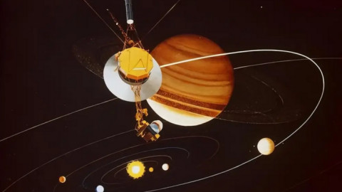 Voyager 1 đã bay hơn 40 năm, cách trái đất khoảng 23,3 tỷ km, tại sao nó vẫn liên lạc được với trái đất?