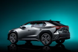 "Thờ ơ" với xe điện, nói sẽ "tất tay" vào hybrid, nhưng Toyota đang làm cái gì thế này?