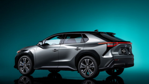 "Thờ ơ" với xe điện, nói sẽ "tất tay" vào hybrid, nhưng Toyota đang làm cái gì thế này?