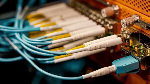 Internet cáp quang lập kỷ lục mới, tốc độ gấp cả triệu lần mạng Internet nhà bạn