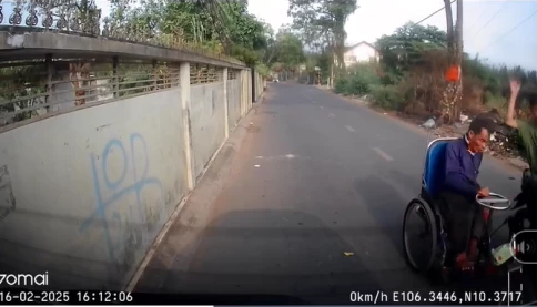 Phẫn nộ với hành động của hai thanh niên đi xe máy tát vào đầu một người tàn tật