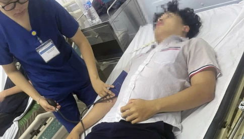 Quá kinh khủng bạo lực học đường: Nam sinh lớp 12 bị người lạ đấm vỡ mũi, sang chấn tâm lý
