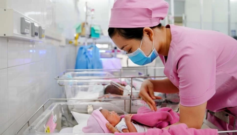 Bộ Chính trị đồng ý "không kỷ luật những trường hợp sinh con thứ ba"