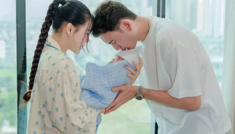 Đặng Văn Lâm hạnh phúc khoe ảnh con trai đầu lòng