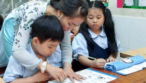 Dạy thêm tiền tiểu học, luyện viết chữ đẹp và kỹ năng sống, có vi phạm Thông tư 29 không?