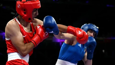 Nữ võ sĩ bị đối thủ nghi là đàn ông đấm gãy mũi ở Olympic: "Tôi bỏ cuộc để giữ tính mạng"