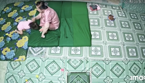 Hai bé gái bị bảo mẫu đánh đập