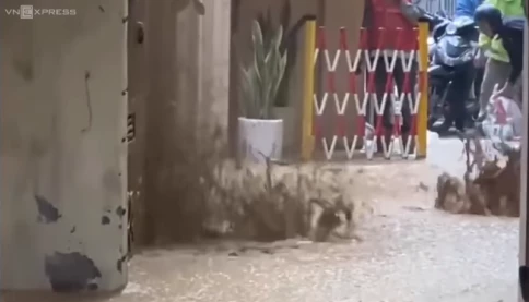 Video bùn bất ngờ trào ngược lên mặt đường, ngập cả con ngõ ở phố Giang Văn Minh