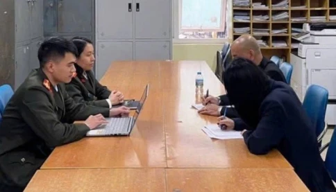 "Giang hồ mạng" Phú Lê bị "sờ gáy" là đúng rồi!