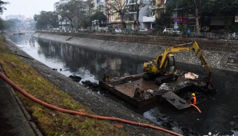 'Làm ngày không đủ, tranh thủ làm đêm' nạo hút bùn sông Tô Lịch