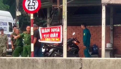 Hé lộ ảnh hiện trường đầy ‘ám ảnh’ vụ hai mẹ con tử vong tại nhà riêng, nghi phạm là bạn trai của mẹ khai gì?