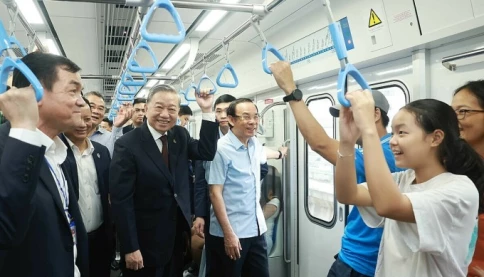 Tổng Bí thư Tô Lâm đi metro TP.HCM, người dân bất ngờ khi được trò chuyện