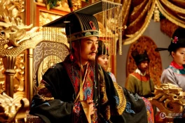 Mỗi ngày, hoàng đế có bao nhiêu thái giám và cung nữ giúp đánh răng, rửa mặt, thay áo,...?