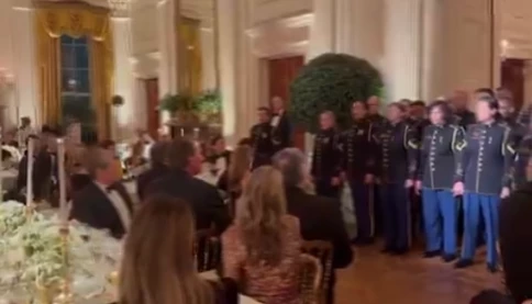 Ông Trump đãi tiệc Thống đốc, gửi thông điệp rất rõ: Bạn có nghe thấy tiếng người dân không?