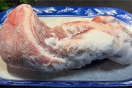 Mẹo rã đông thịt "siêu tốc" bằng hai thứ gia vị mà nhà nào cũng có
