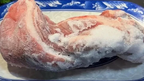 Mẹo rã đông thịt "siêu tốc" bằng hai thứ gia vị mà nhà nào cũng có