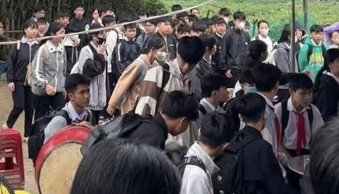 3 học sinh đang chơi bóng chuyền thì bị điện giật thương vong